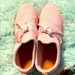 Lucy Avenue tennis shoe